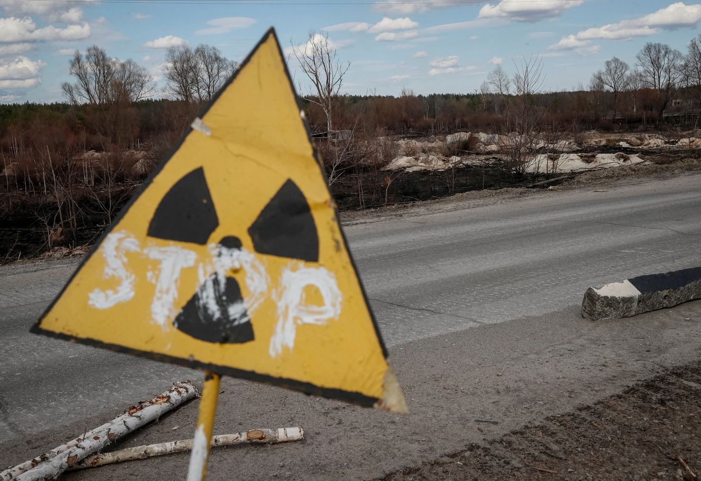 Radiatsiooni eest hoiatav märk Tšernobõlis.