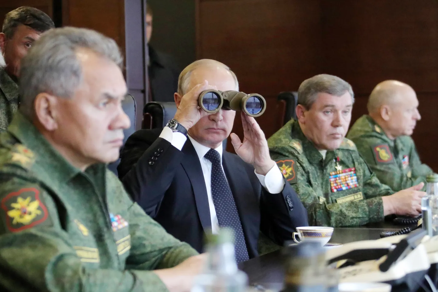 Vladimir Putin jälgimas koos kindralitega eelmisel aastal toimunud suurõppust Zapad.