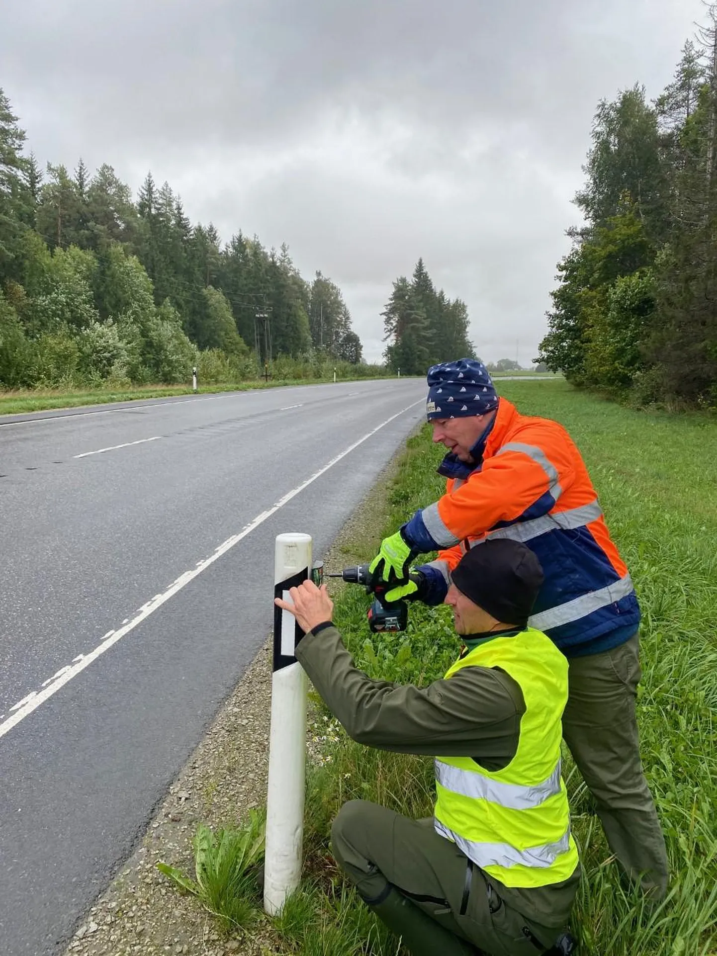 Möödunud nädalal paigaldasid jahimehed Raadi Gaver (kollases helkurvestis) ja Jaan Villak Pajusti jahtkonna alale esimesed maanteedelt ulukite peletuseks mõeldud valgusreflektorid.