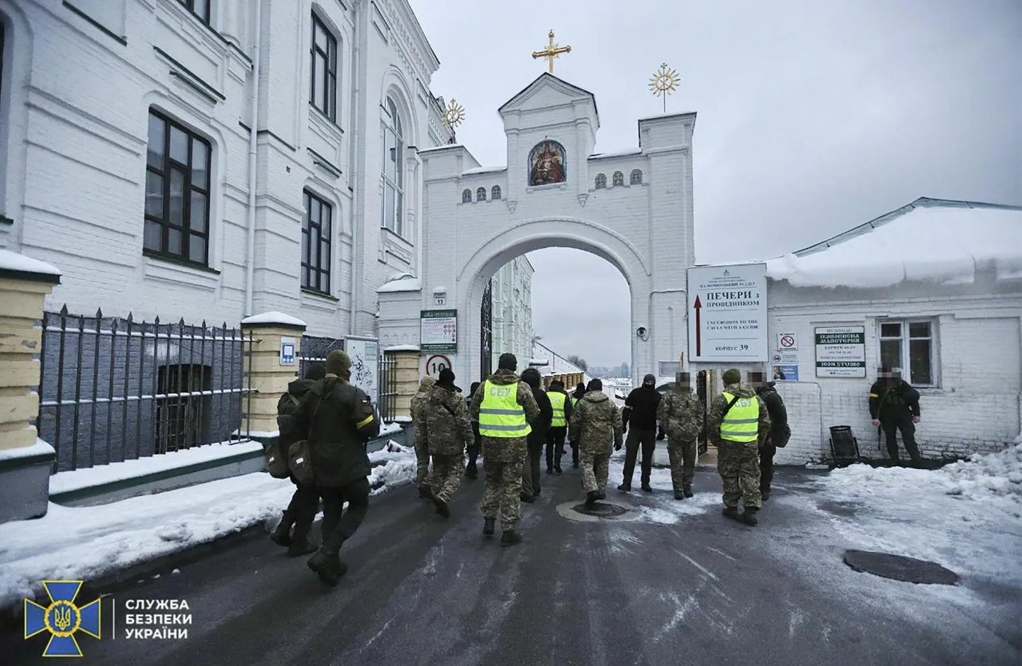 Ukraina julgeolekuteenistuse töötajad Kiievi koobaskloostri ees.