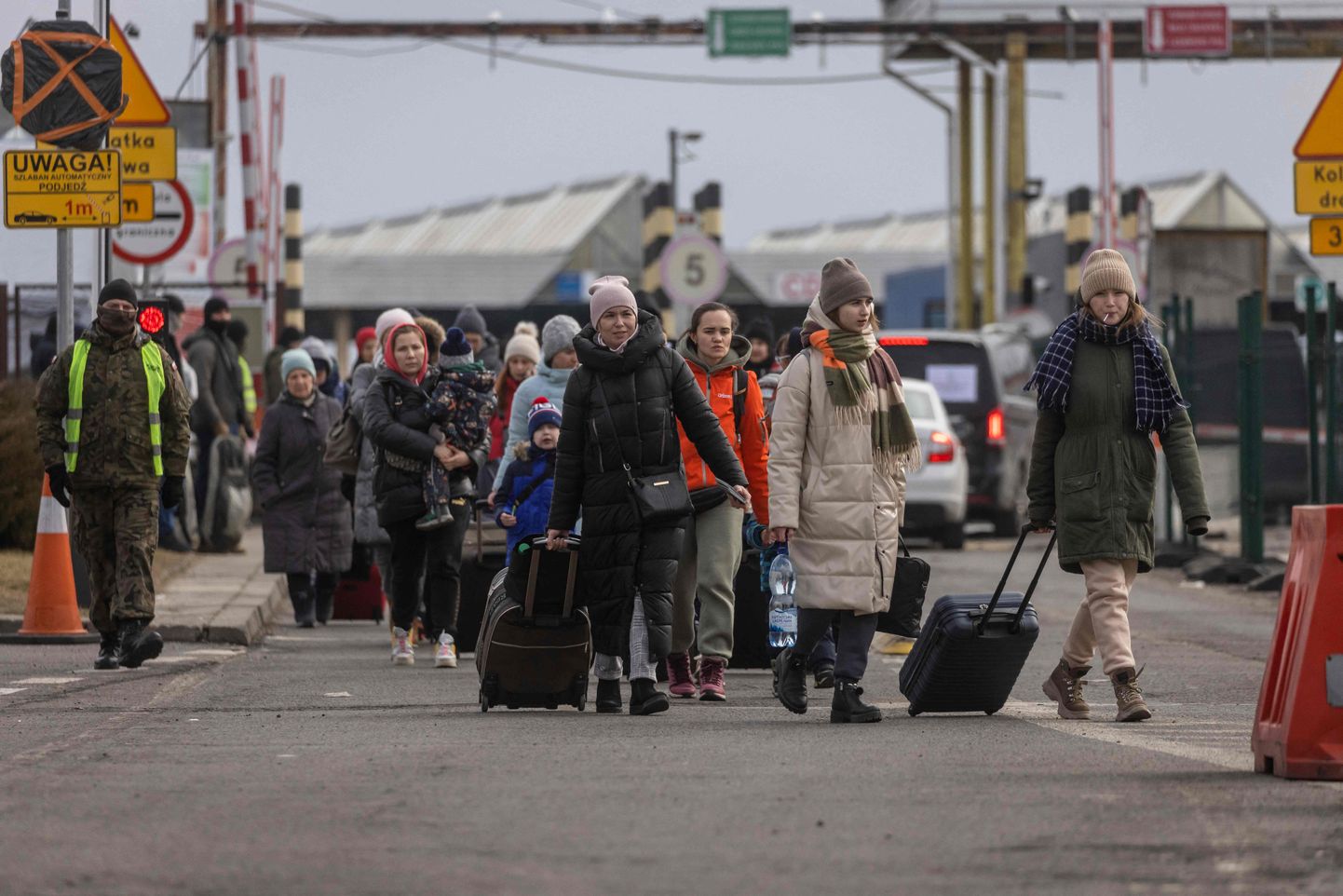 Ukrainas kara bēgļi pie Ukrainas-Polijas robežas.