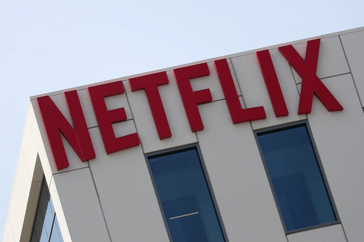 Netflixi logo Hollywoodi kontori seinal.