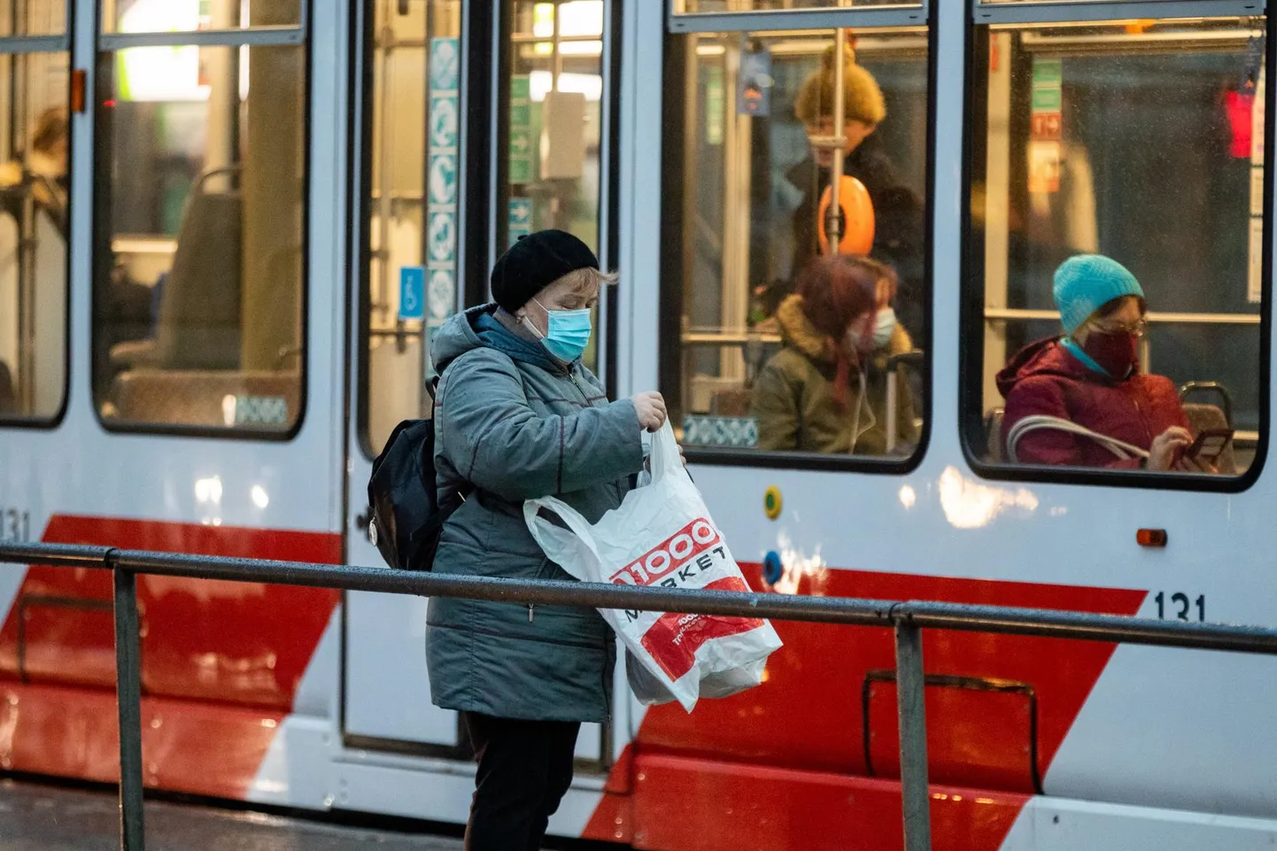 Maskidega inimesed Tallinna ühistranspordis.