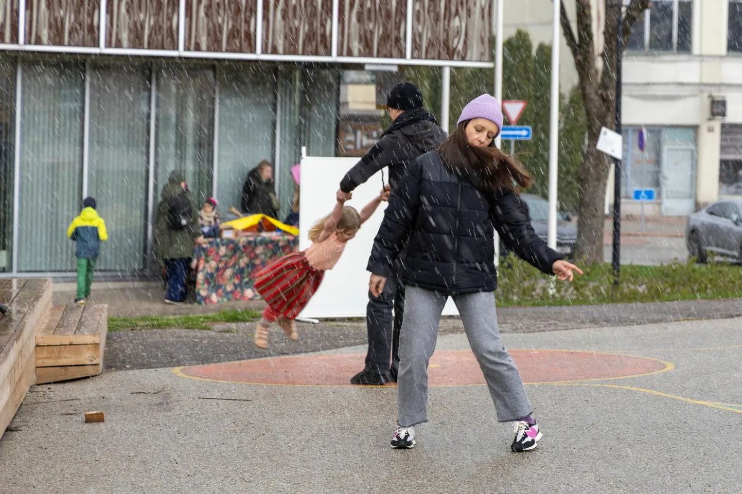 Viljandi tantsunädalal, eelmise reede õhtupoolikul Rubiini platsil peetud tantsumaratonil osales kokku poolsada inimest.