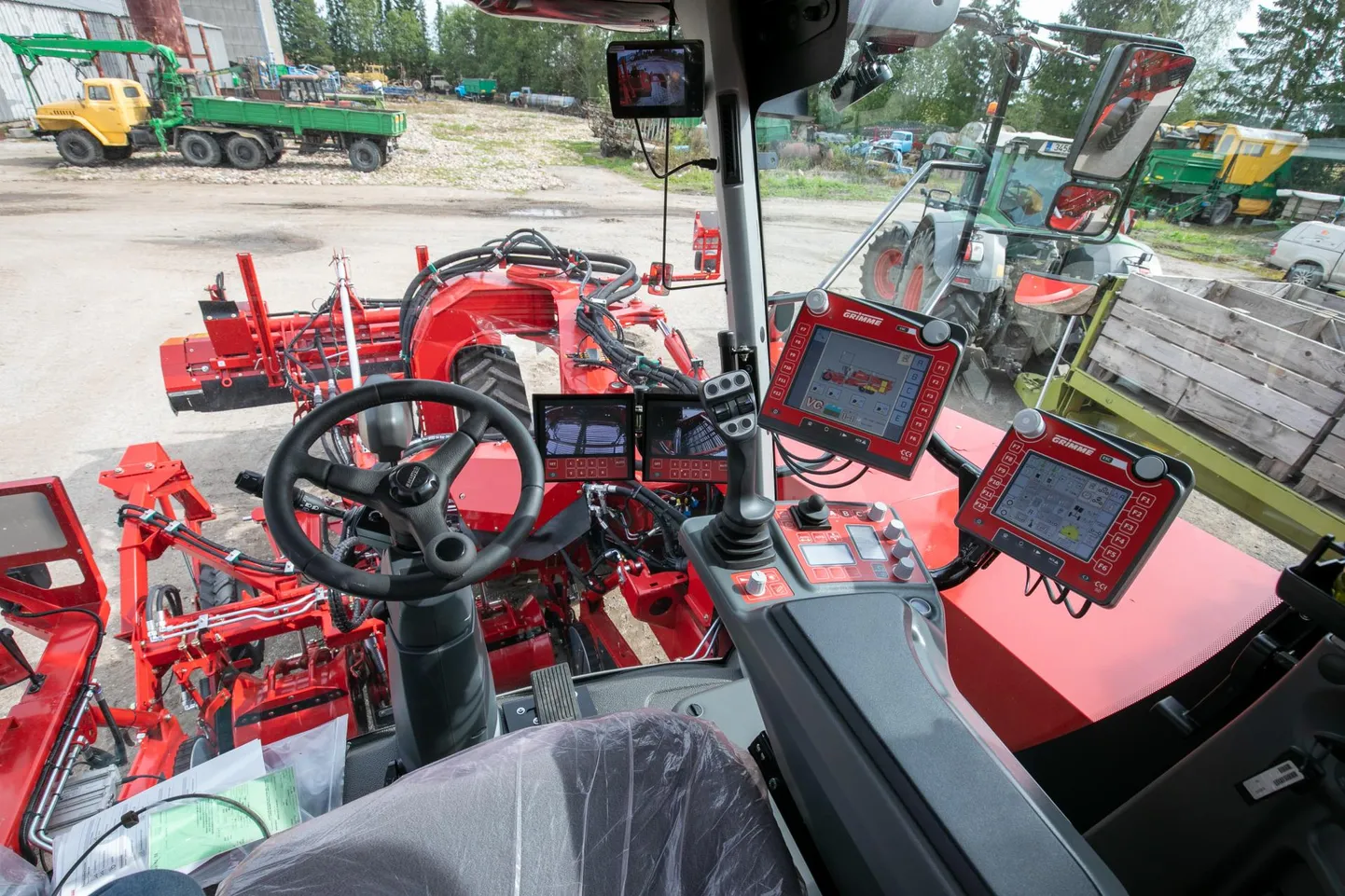 Kartulikombainil on küljes kaheksa kaamerat, mis näitavad juhile pilti otse kabiini mitmele ekraanile.