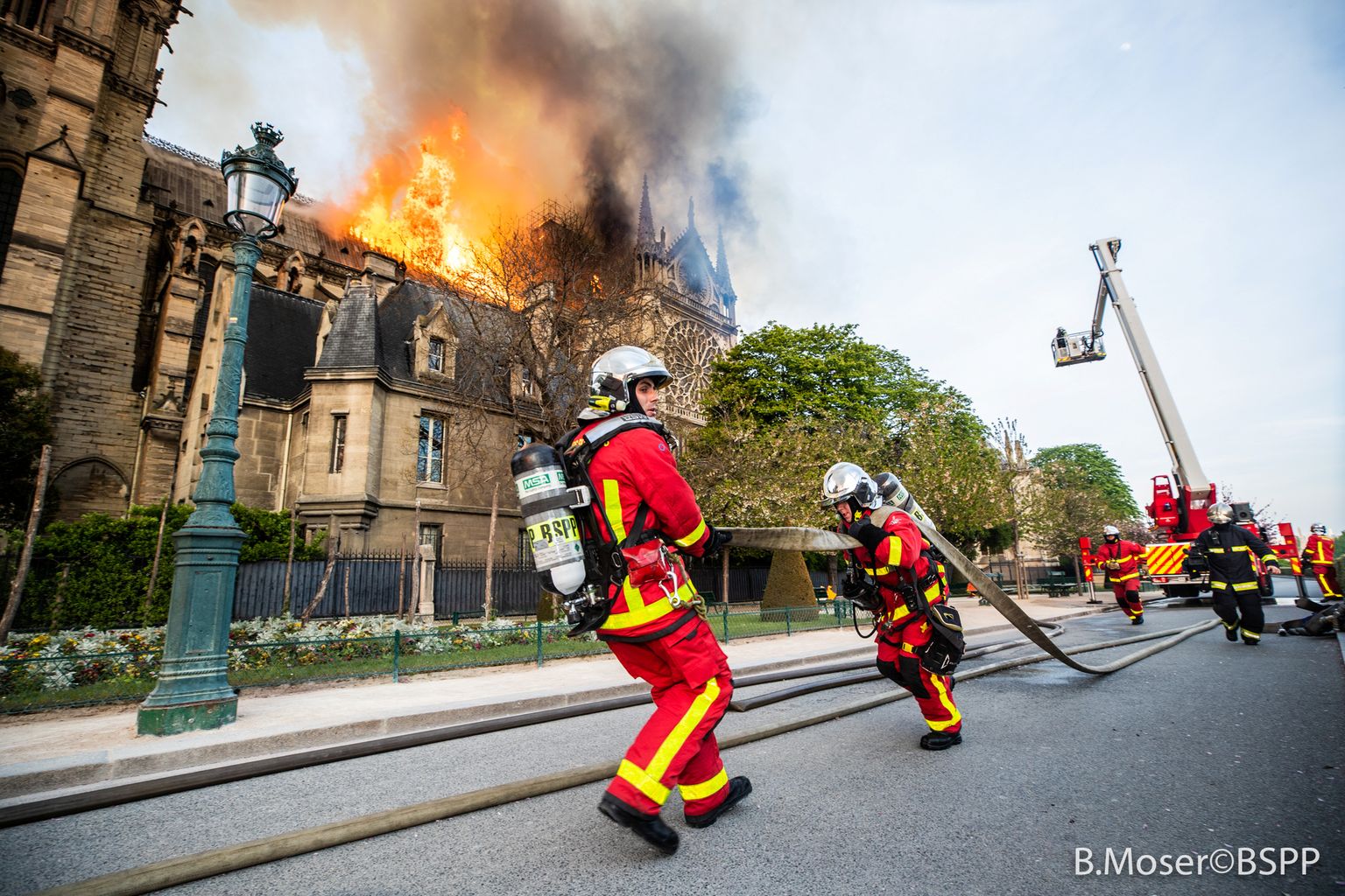 15. aprillil puhkes tulekahju Pariisi Jumalaema kirikus.