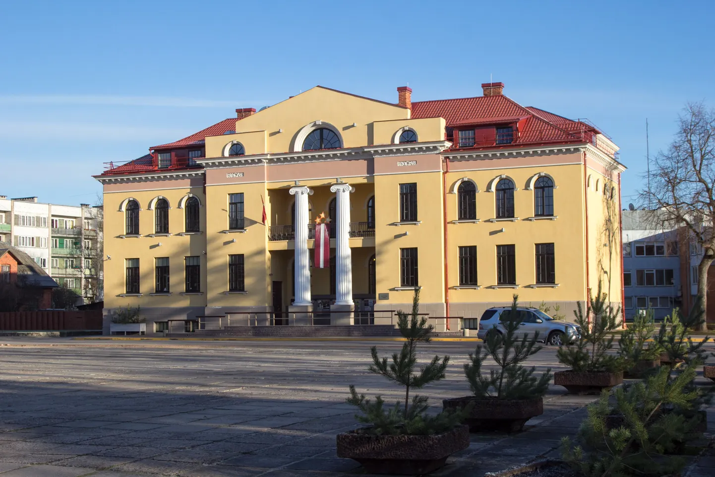 Valka kultuurimaja juures asuv Lugaži plats vajab uuenduskuuri.