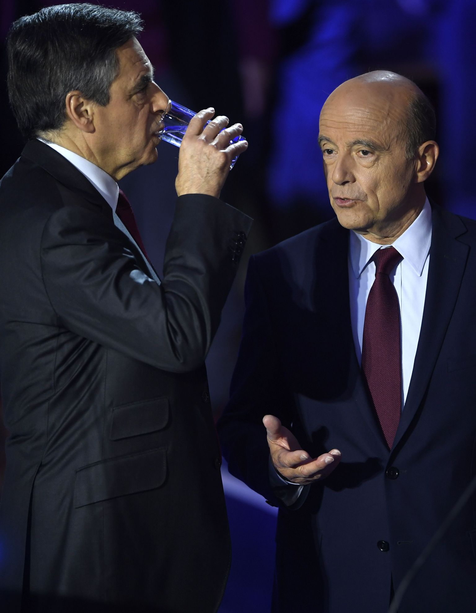 Kandidaadid valmistuvad mõõduvõtuks. Paremal pool Alain Juppé, veega värskendab end François Fillon.