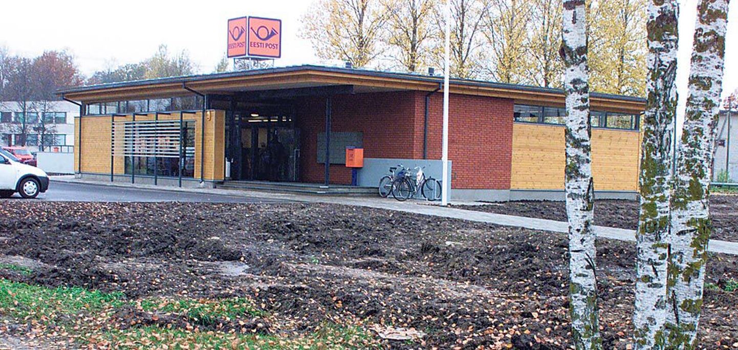 Vändra postimaja avati alevi peatänava ääres 7. oktoobril 2001, Eesti Post tahab nüüd maja müüki panna ja avada postipunkti kohalikus Konsumi poes.