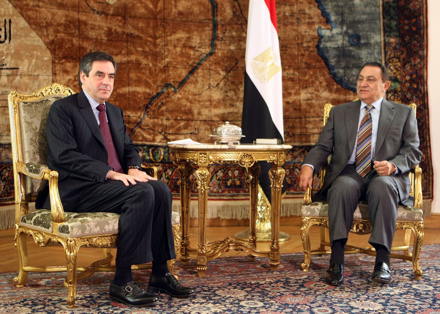 Egiptuse president Hosni Mubarak (paremal) 2008. aastal kohtumas Prantsuse peaminister François Filloniga.