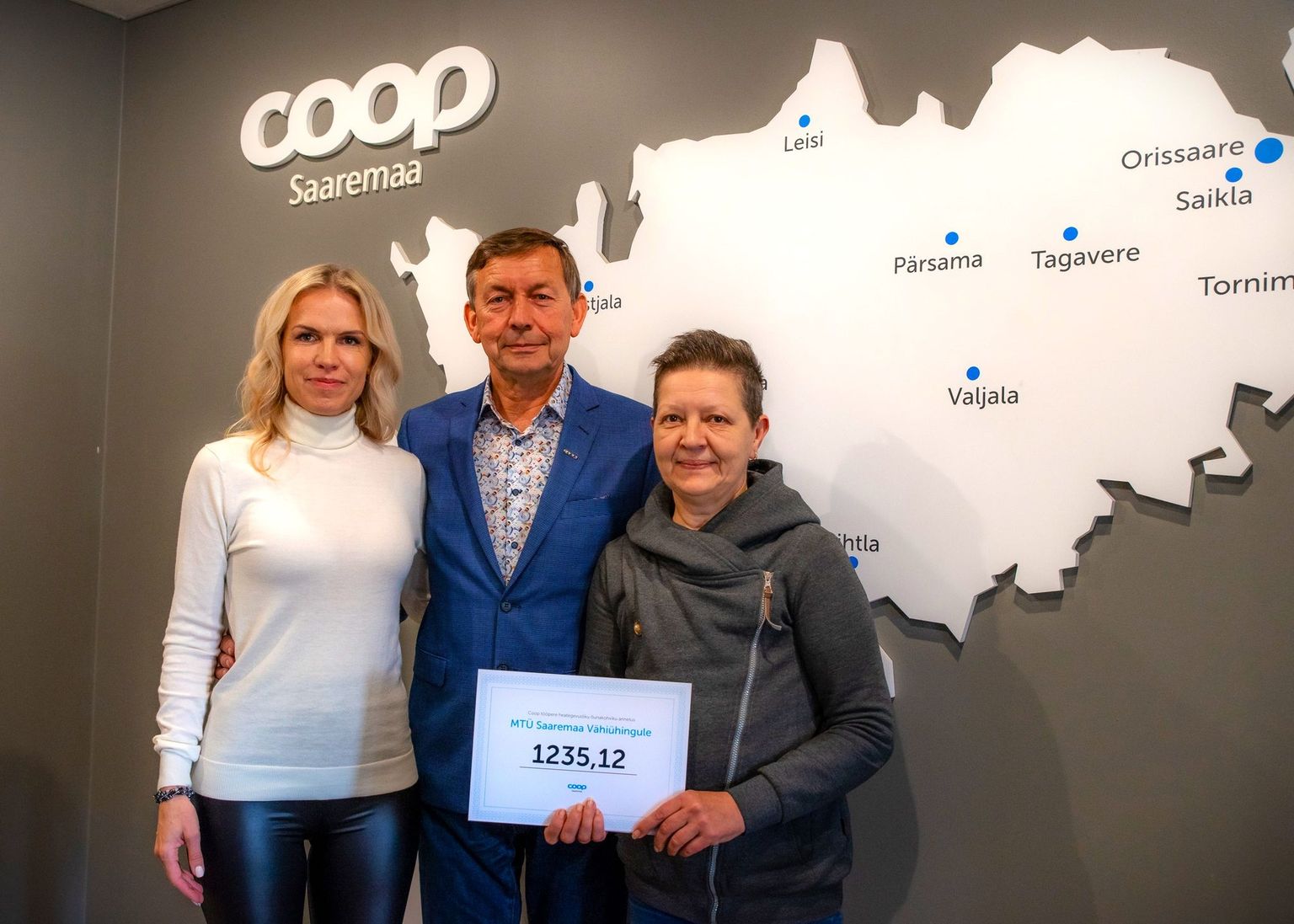 Saaremaa tarbijate ühistu kogus õunakohvikuga vähiühingule 1235 eurot. Pildile jäid Siiri Rannama, STÜ juht Kalle Koov ja Meeli Lauk.