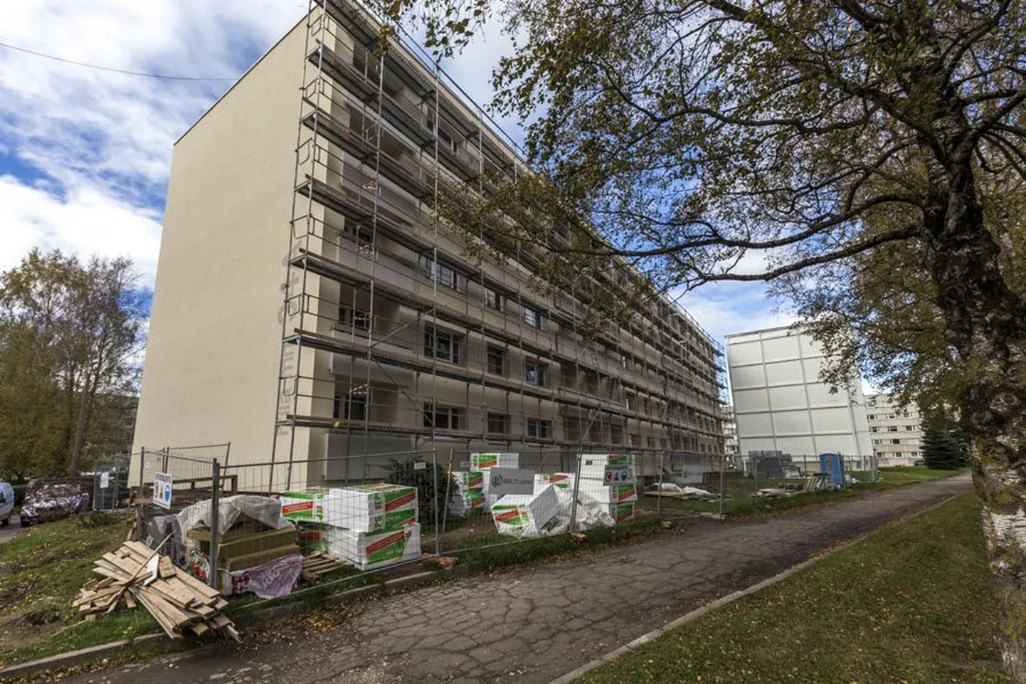 Üks korterelamu, mida huvilised asjatundjate selgituste saatel vaatama viiakse, asub aadressil Riia maantee 34a.