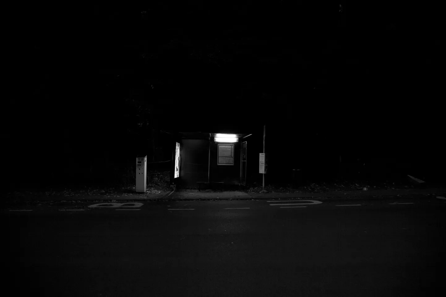 Автобусная остановка в темноте. Иллюстративное фото