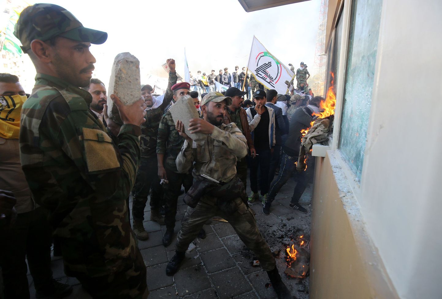Иракцы штурмуют посольство США в Багдаде.