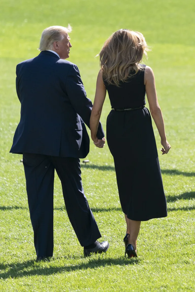 Вероятный двойник Мелании держится за руку с президентом Дональдом Трампом. 22 октября 2020 года.