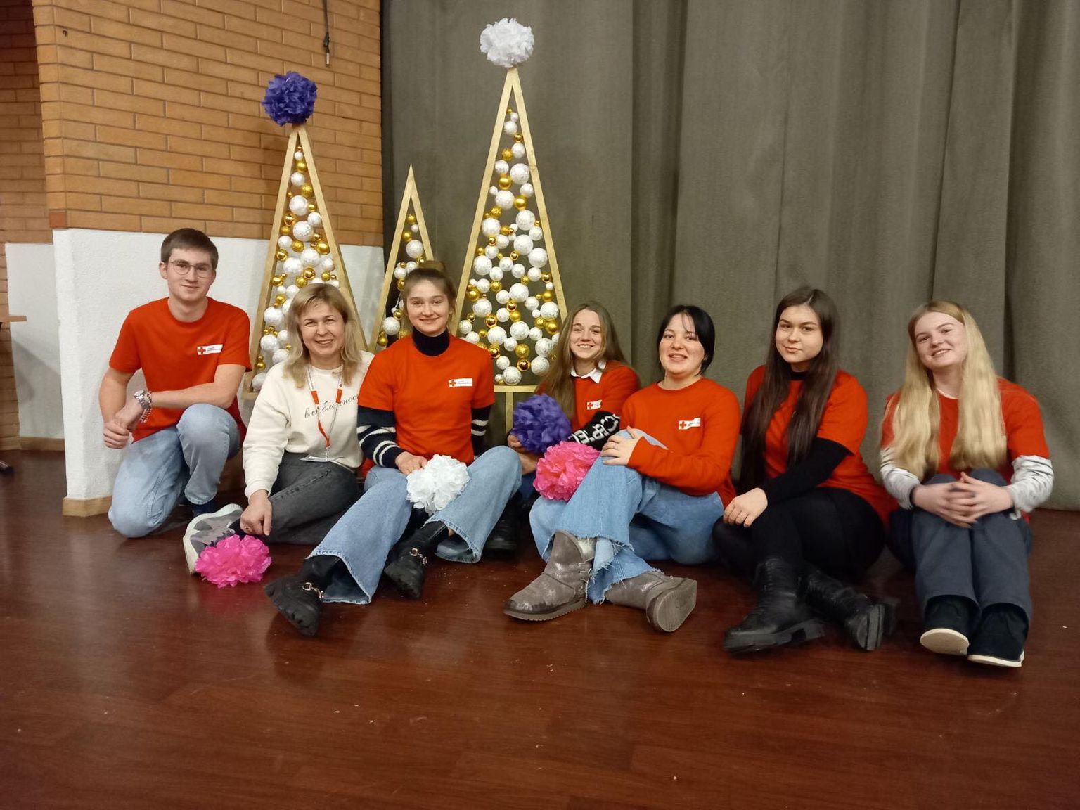 Inna Šulženko (vasakult teine), näiliselt rõõmus ja jõululik, koos Ukraina tudengitest vabatahtlikega Vilniuses.