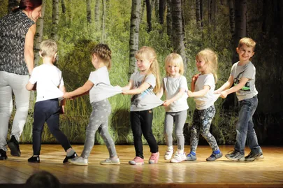 3-4 a. laste tants „Rongisõit“.