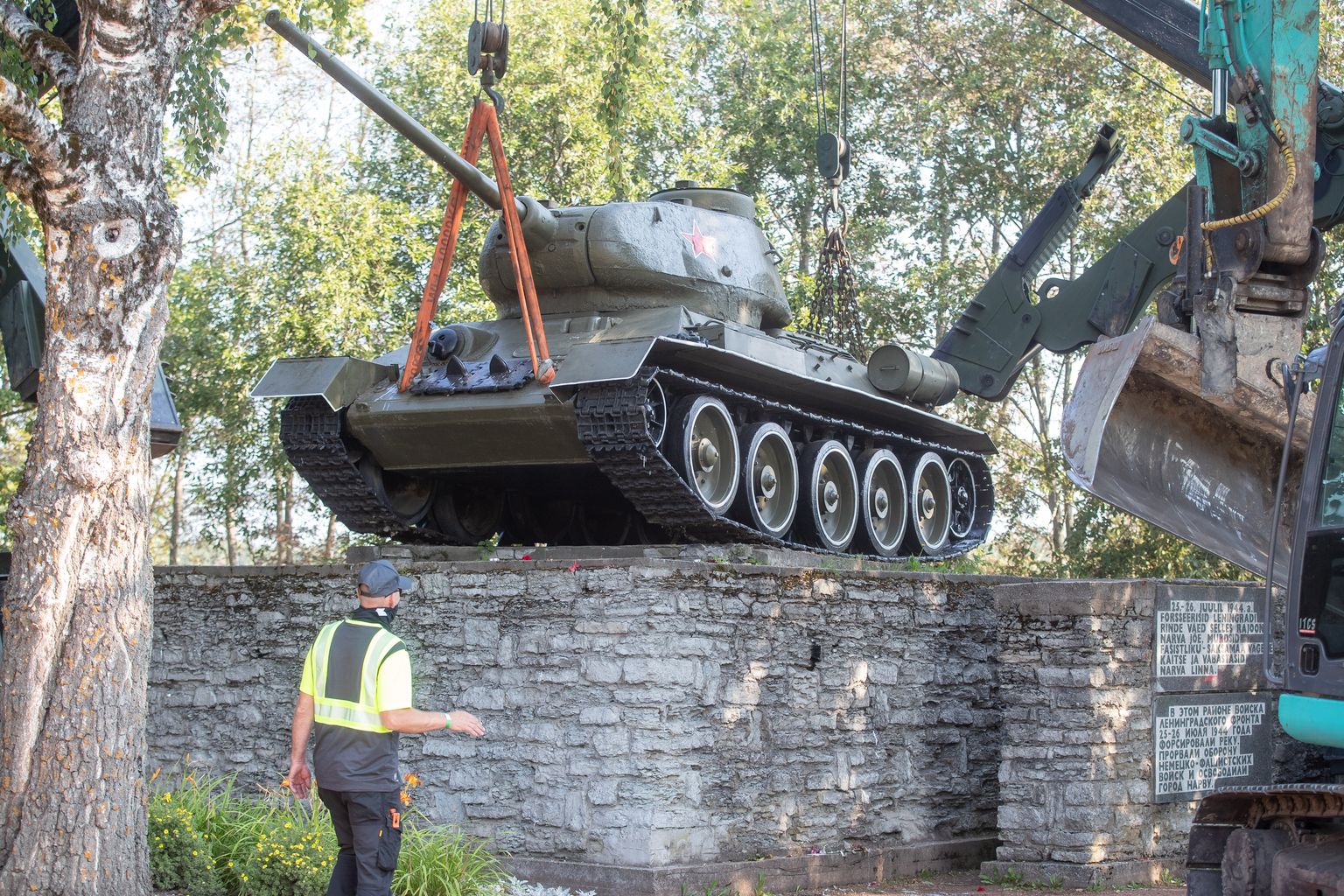Narvas asunud T-34 tank-monumendi teisaldamine ja postamendi lammutamine 16. augustil 2022