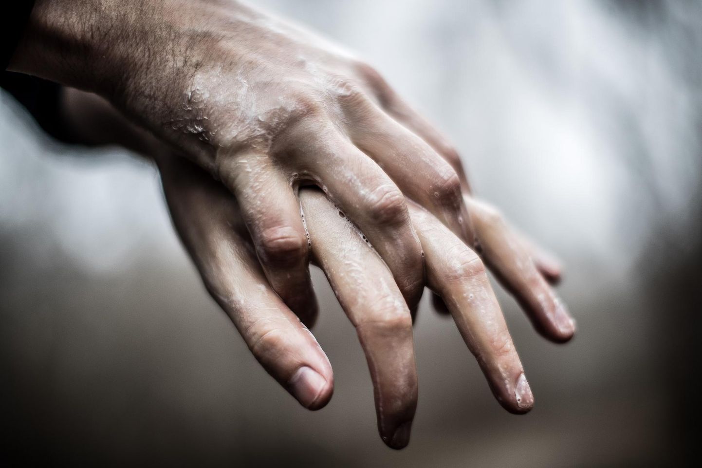 Koroonaviiruse leviku takistamiseks tuleb järgida kätehügieeni ehk teisisõnu: käsi tuleb pesta tihti ja 40-60 sekundi jooksul. Kätepesuks tuleb kasutada sooja vett ja seepi; avalikes kohtades kasutada alkoholipõhist käte desinfitseerimisvahendit. Illustreeriv foto käsi pesevast inimesest.