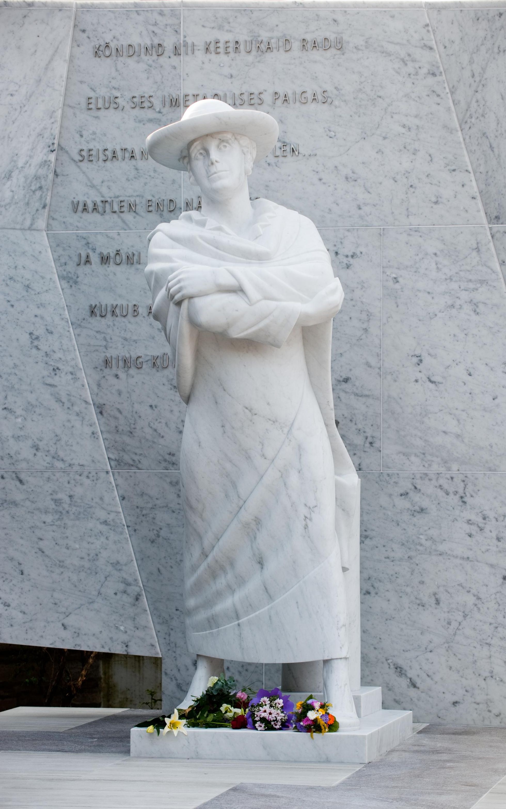 Памятник поэтессе Марие Ундер около Национальной библиотеки.