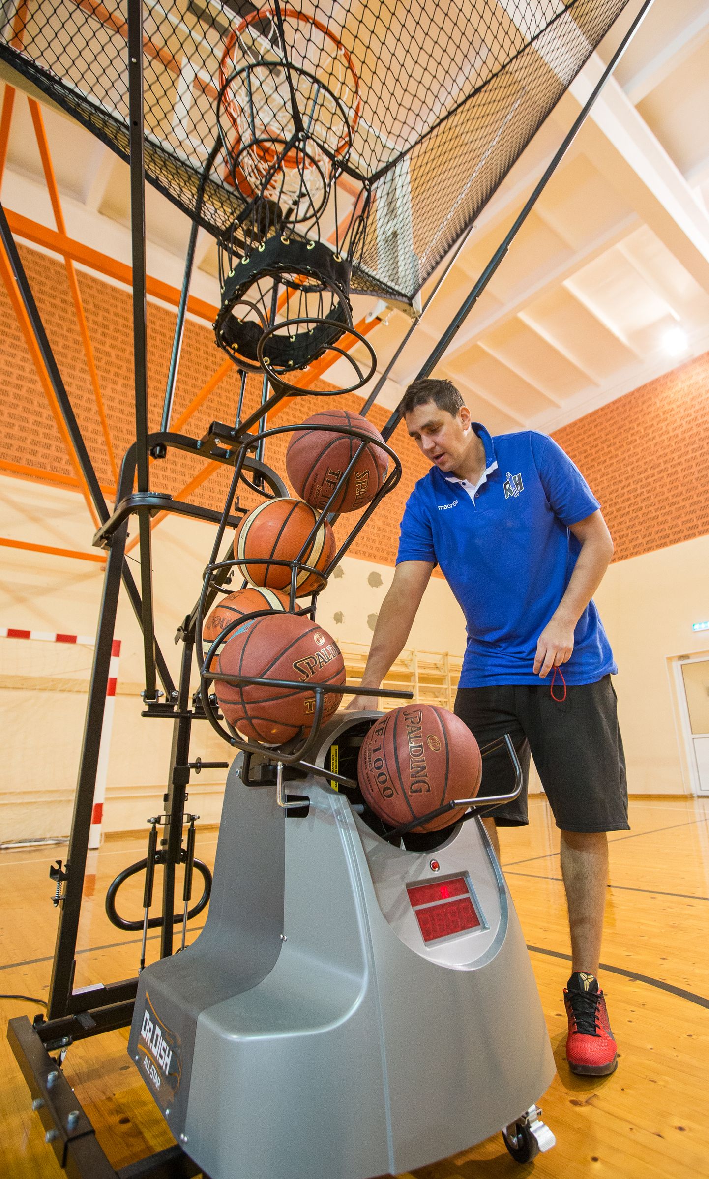 Четыре года действовавшая в Ийзаку баскетбольная академия Рейнара Халлика укладывает мячи. Баскетбольная школа, в которой занимаются ребята из основной школы, пока что работу продолжит.