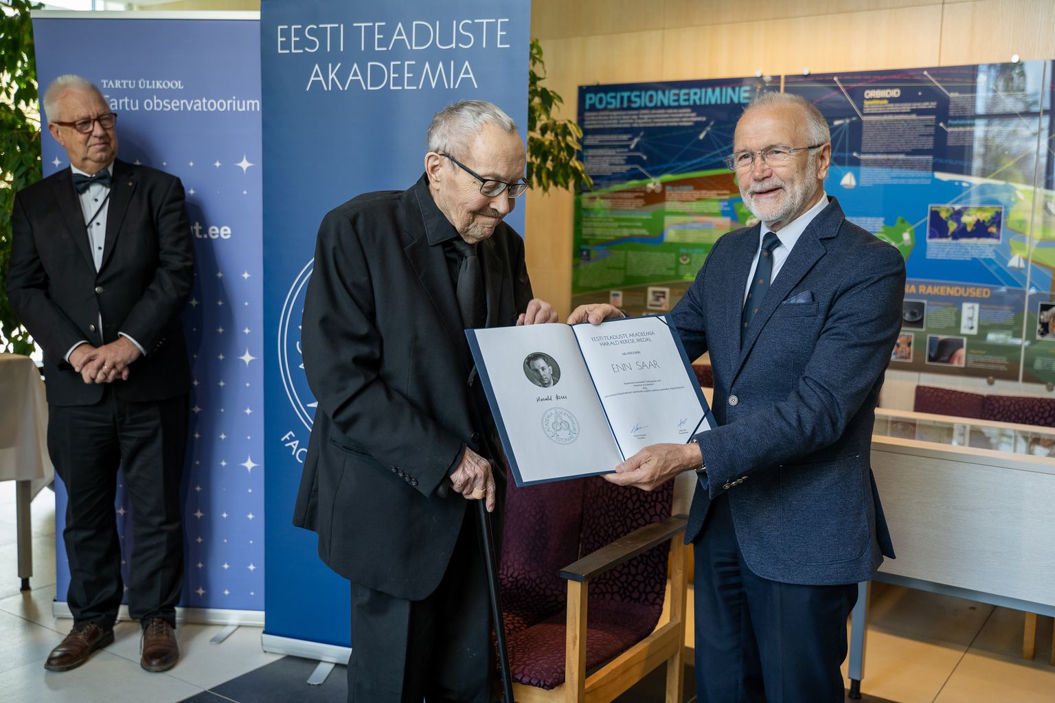 Eesti Teaduste Akadeemia andis täna akadeemik Enn Saarele (vasakul) üle akadeemik Harald Kerese medali.