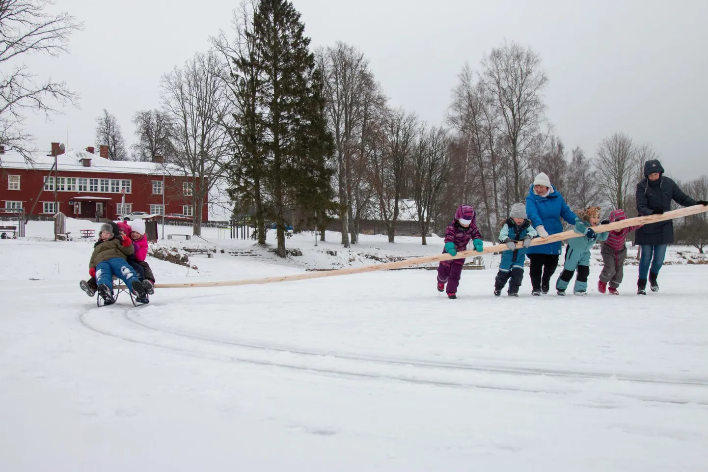 Jääkarussellil lustivad kohaliku lasteaia lapsed koos õpetajatega, aga igal võimalusel tõttavad selle juurde ka põhikooli õpilased.