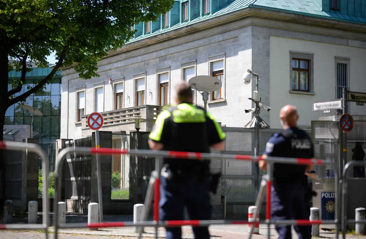 Policisti pie Izraēlas vēstniecības Berlīnē