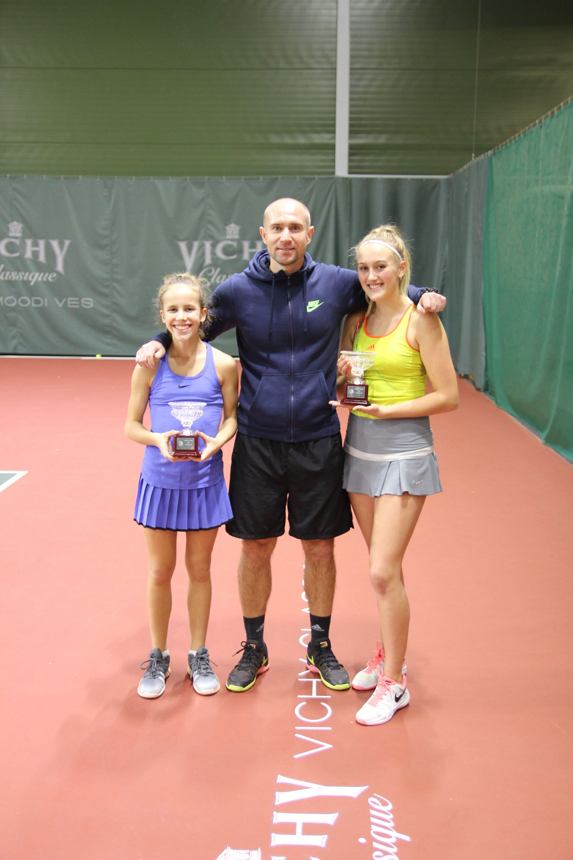 Tennisetreener Mait Künnapi (keskel) õpilased Desire Pärn (vasakul) ja Kärt-Triin Laagus (paremal).