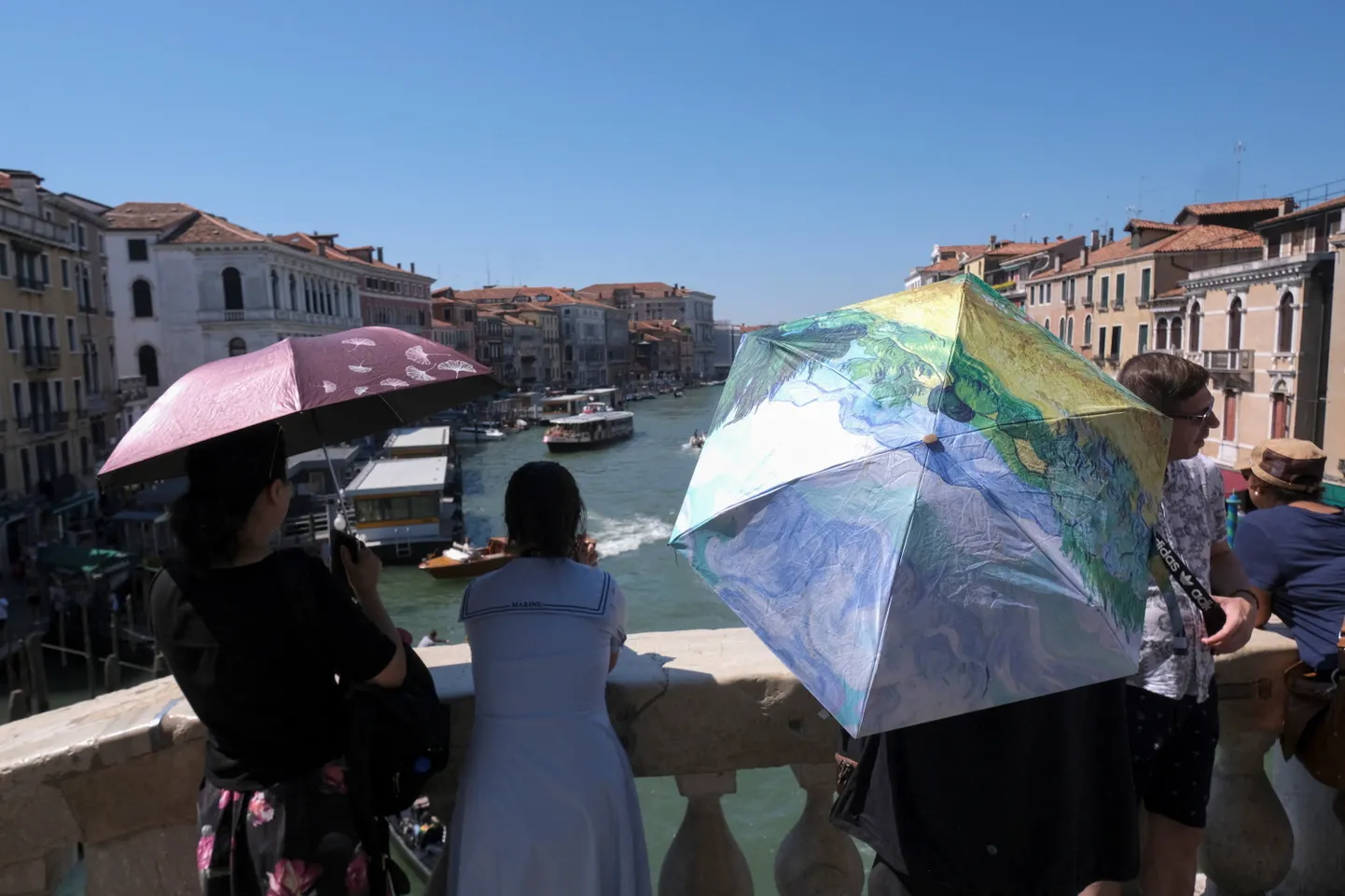 Päikesevarjudega turistid Veneetsias.