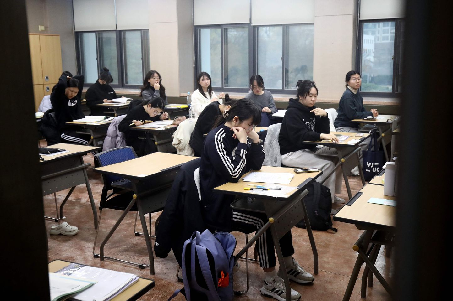 Lõuna-Korea õpilased ootamas lõpueksami algust.