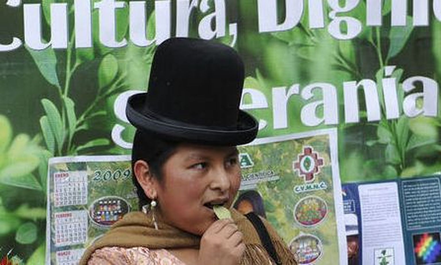 Aymara indiaanihõimu naine kokalehte suhu pistmas