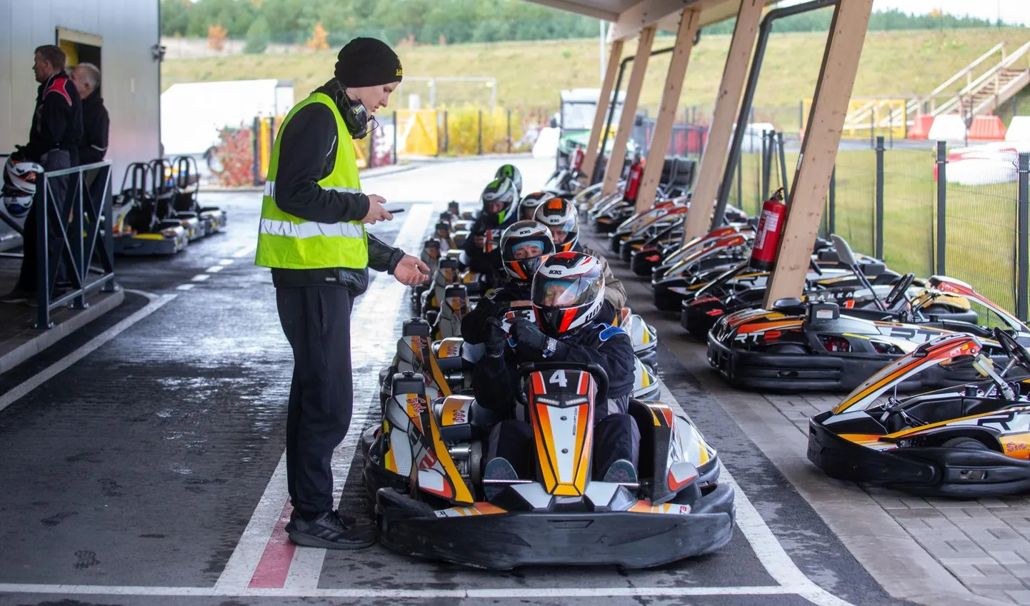 Tartu Vanameeste Garaaži seltskond võttis omavahel mõõtu Lange motokeskuse kardirajal. Peale väljasõitude korraldavad nad teemaõhtuid, tuniire ja vestlusringe.