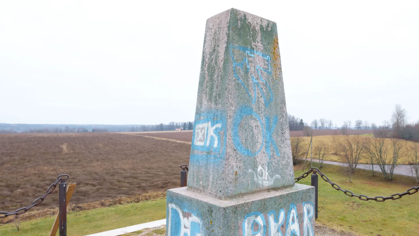 Paju lahingu monument. Vandaalid on mälestusmärki rüvetanud. Samas on soditud ka parklas infotahvel ning katusealune.