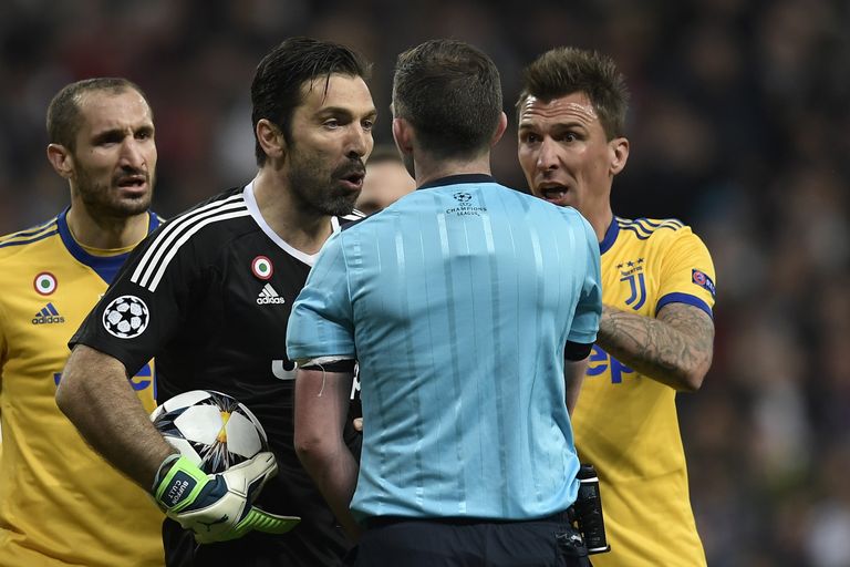 Juventuse väravavaht Gianluigi Buffon ja ründaja Mario Mandzukic kohtuniku Michael Oliveriga vaidlemas.