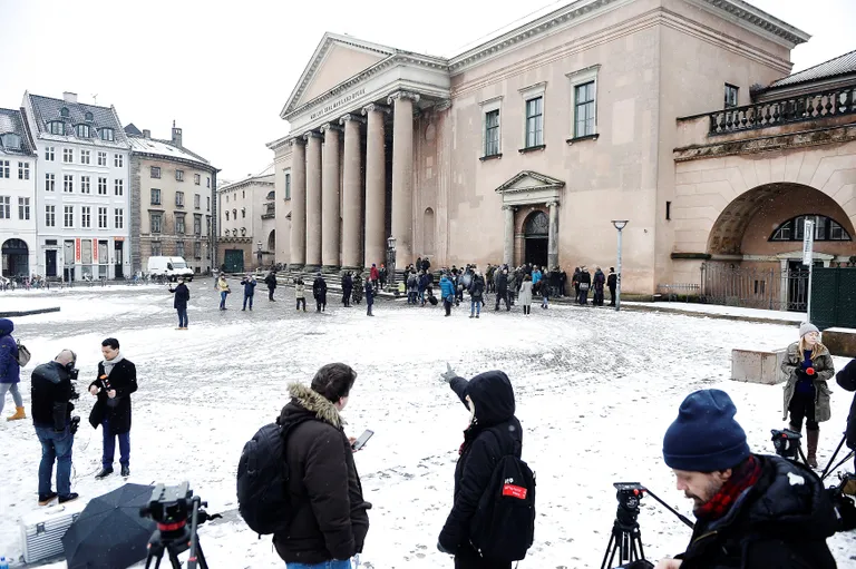 Ajakirjanikud ja istungil osalejad kogunemas Taani pealinnas Kopenhaagenis asuva kohtumaja ette.