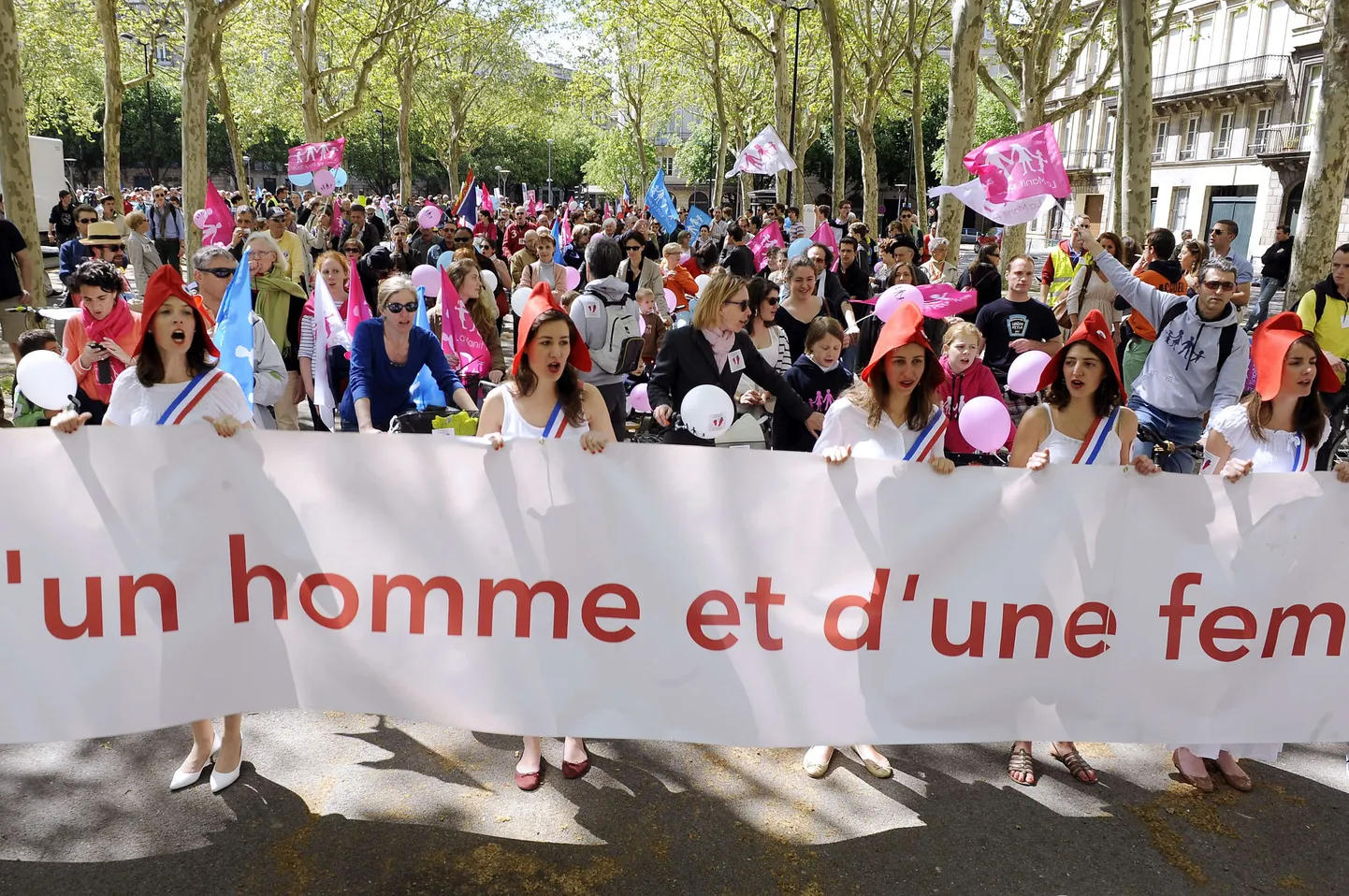 Samasooliste paaride abiellumise ja adopteerimise õigust käsitleva seaduse vastased eile Bordeaux' tänavatel meelt avaldamas.