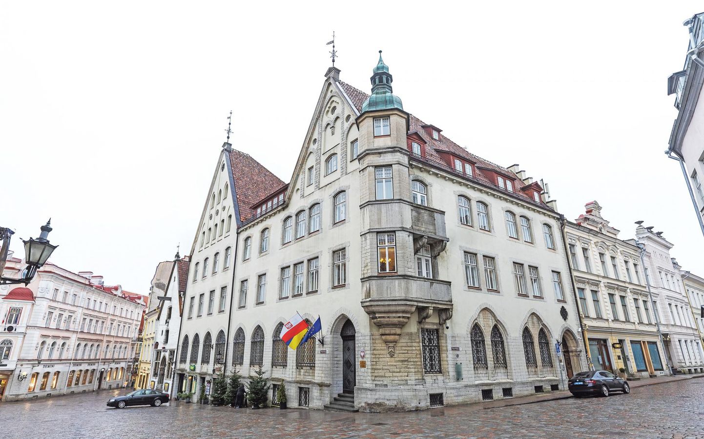 Endise Scheeli panga hoone Tallinnas Suur-Karja ja Vana Turu nurgal (1903–1904 ümber ehitatud keskaegne maja, arhitektid Otto Schott, Wilhelm Neumann).