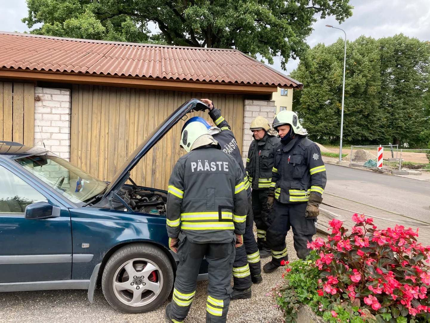 Päästeameti töötajad kontrollimas sõidukit. Pilt on illustratiivne.