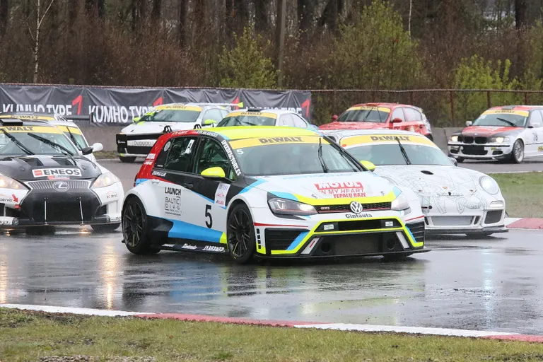 GSR Service'i eelmise aasta võistlusauto. Algaval hooajal pruugitav Volkswagen Golf GTI TCR on väliselt samasugune, aga tehniliselt pisut täiustatud.