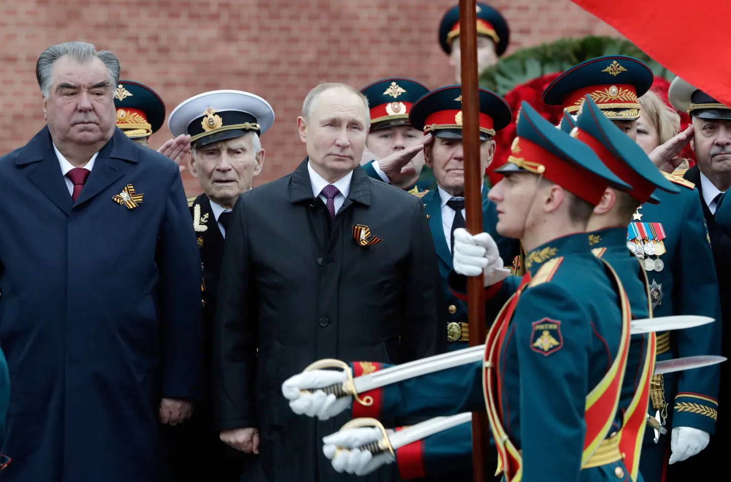 Venemaa president Vladimir Putin (keskel) koos Tadžikistani presidendi Emomali Rahmoniga tähistamas 9. mail 2021 Moskvas võidupüha ehk Nõukogude Liidu võitu Saksamaa üle suures isamaasõjas (1941–1945)