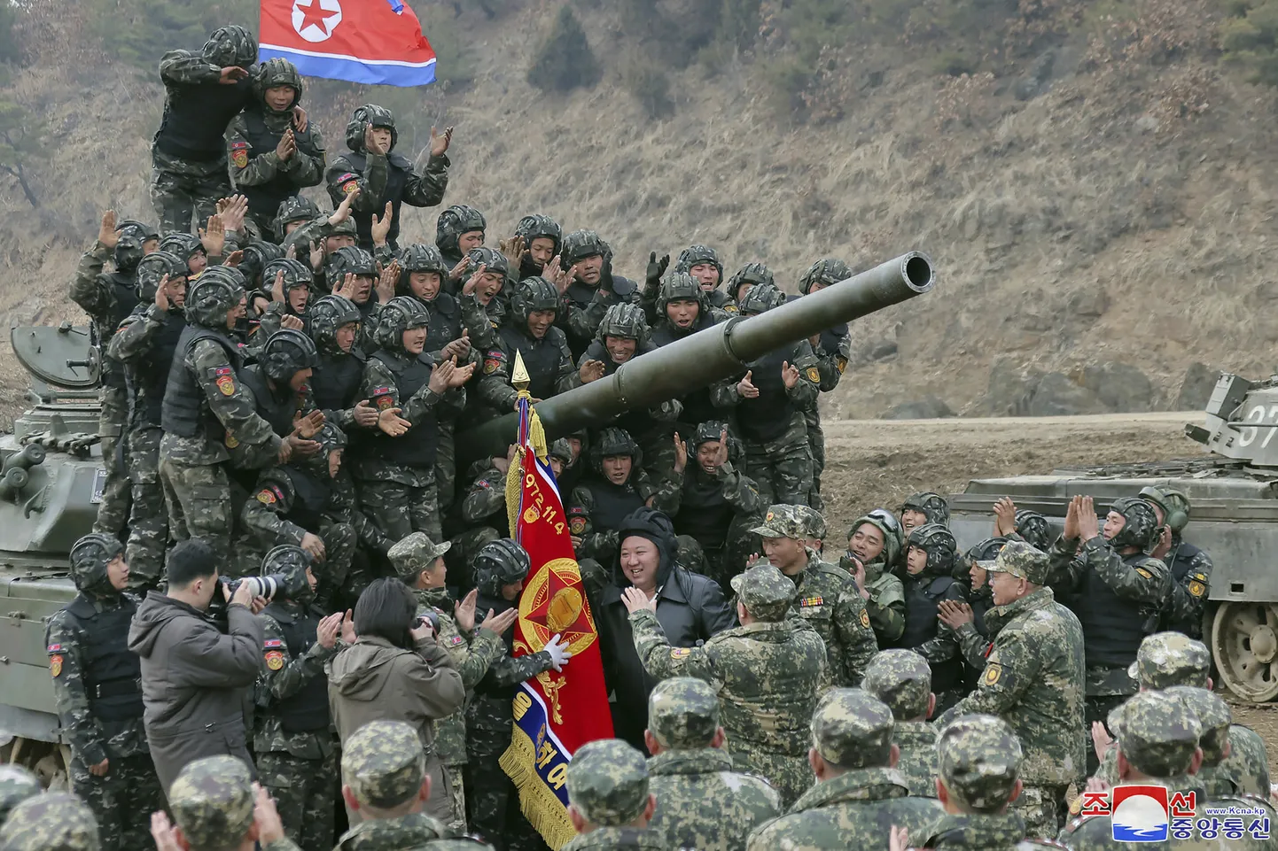 Kim Jong-un kohtub noorte Põhja-Korea sõduritega. Foto on illustratiivne.