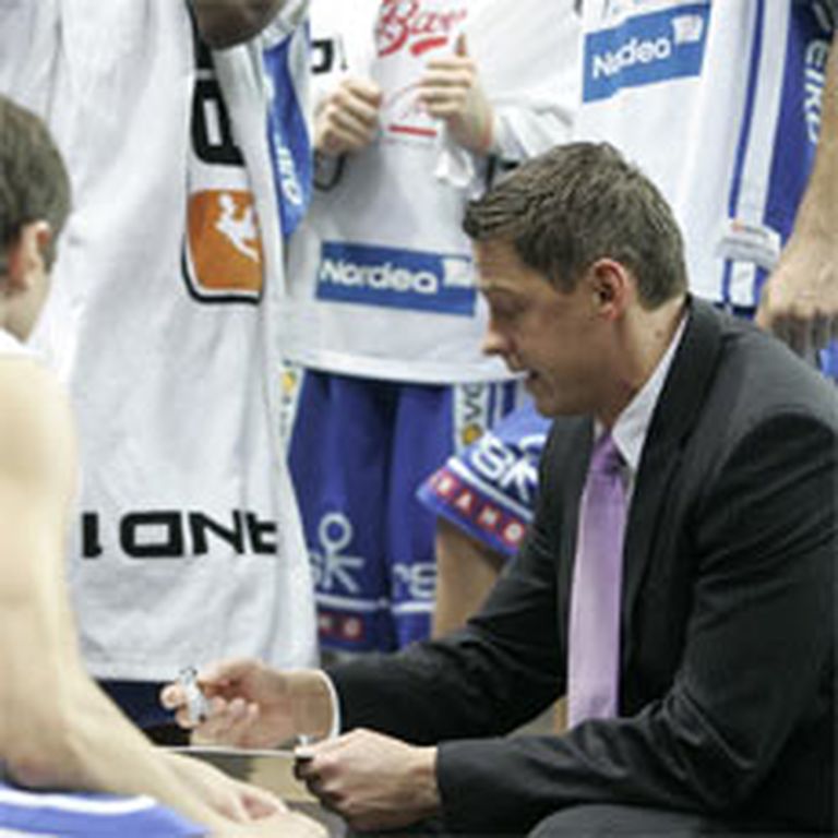 Galvenā trenera Kārļa Muižnieka (pirmais no labās) vadībā "Barons/LMT" šajā sezonā reāli pretendē uz Latvijas čempionu titulu. 