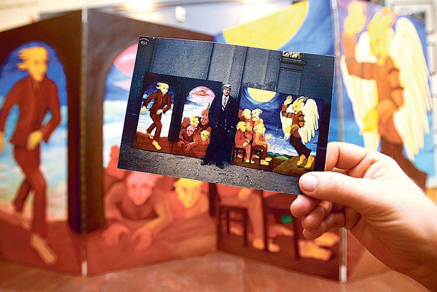 Kunstnik Jüri Arrak tegi foto oma maalidest ja nende vahel seisvast sõbrast Vaino Vahingust Vanemuise väikese maja seina ääres aastal 1975 sel päeval, kui ta oli need teosed toonud Tallinnast oma ateljeest Tartusse.