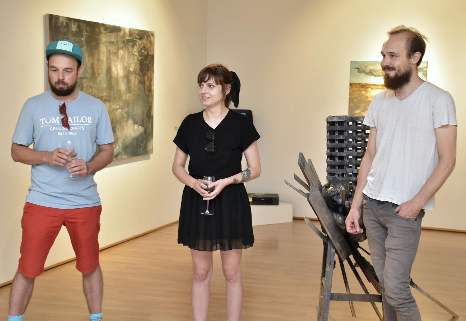Indrek Aavik, Edgar Juhkov ja Anni Mets avasid Pärnu linnagaleriis kunstnike majas oma ühisnäituse “Varastatud tähendused”.