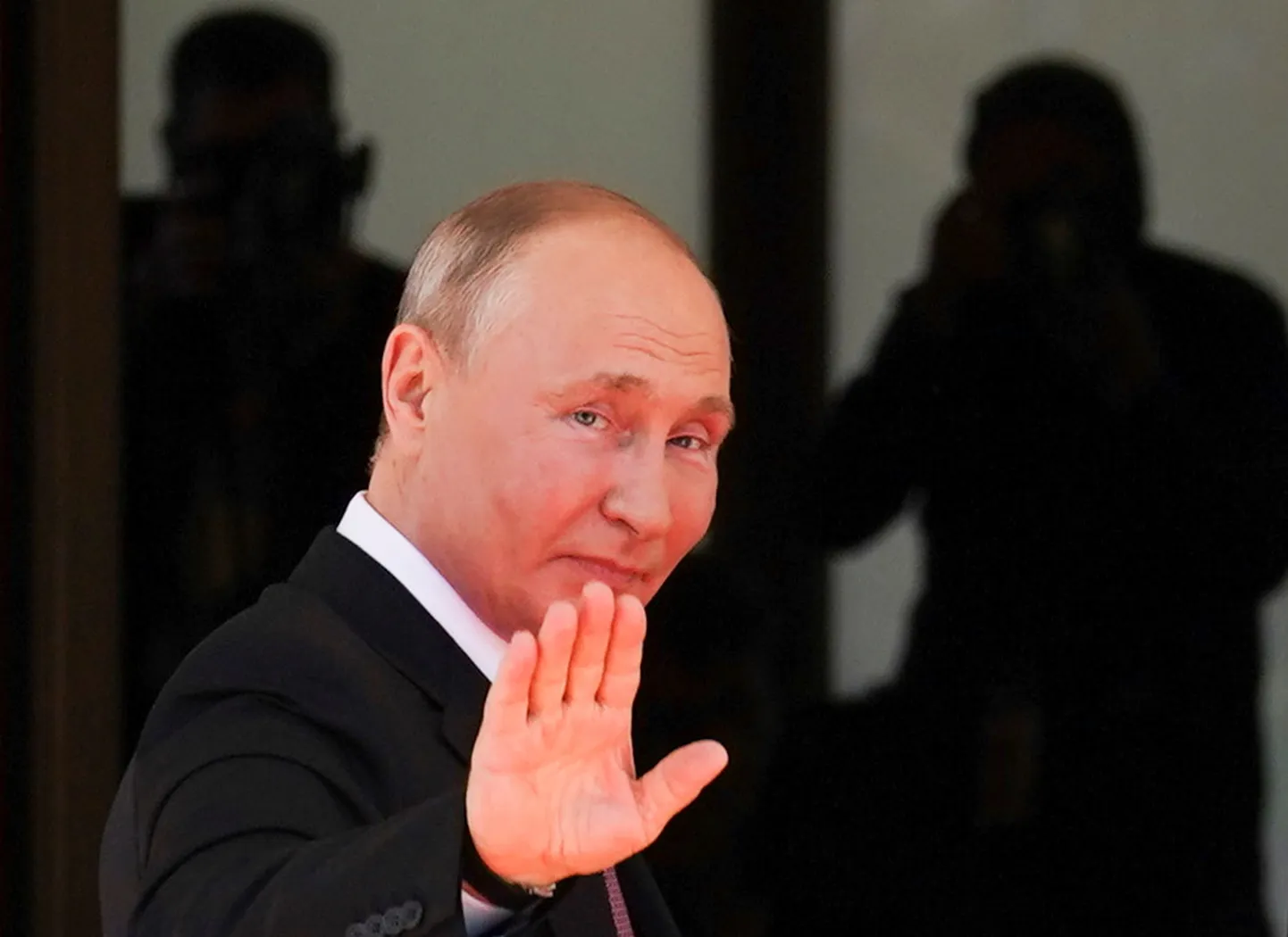 Venemaa president Vladimir Putin meedia esindajatele lehvitamas 16. juunil 2021 Šveitsis Genfis Villa La Grange'is, kus toimus USA-Venemaa tippkohtumine.