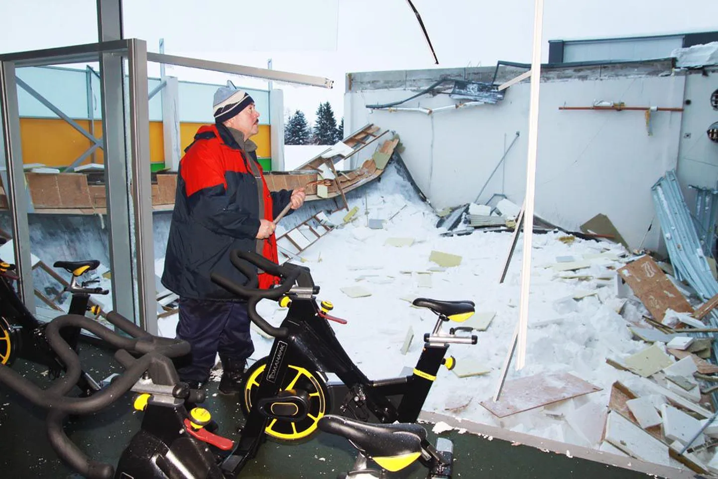 Pärnu spordihalli väikse saali purustanud katusevaringu tagajärel ei saa spordisõbrad kuni remondi lõpuni majas pedaale tallata ja aastavahetuse söömaajast kurnatud keha trimmi ajada.