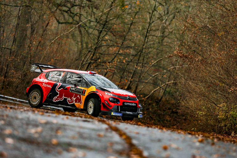 Sébastien Ogier’ suursponsor Red Bull käib temaga tiimist tiimi kaasa. Nüüd kaunistab punane pull taas Citroëni masinaid, asendades Abu Dhabi sponsorkirju. Naftaemiraadi toe kadumine oli põhjus, miks Sébastien Loebile tiimis enam kohta ei leidunud.