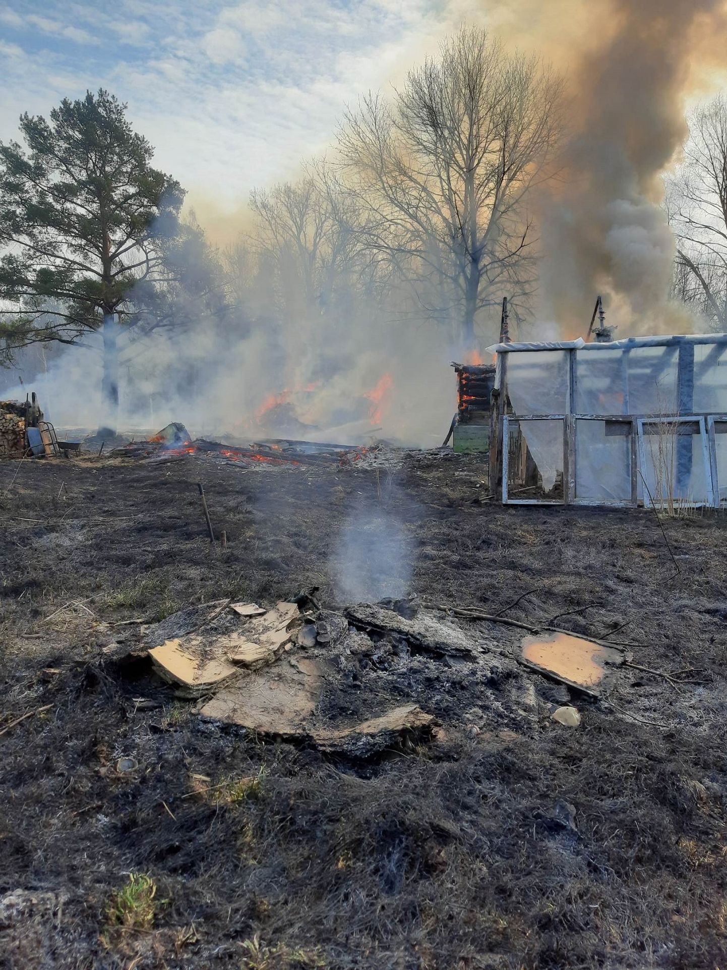 В одной из деревень Алутагузе 17 апреля костер превратился в большой пожар, уничтоживший две хозяйственные постройки.