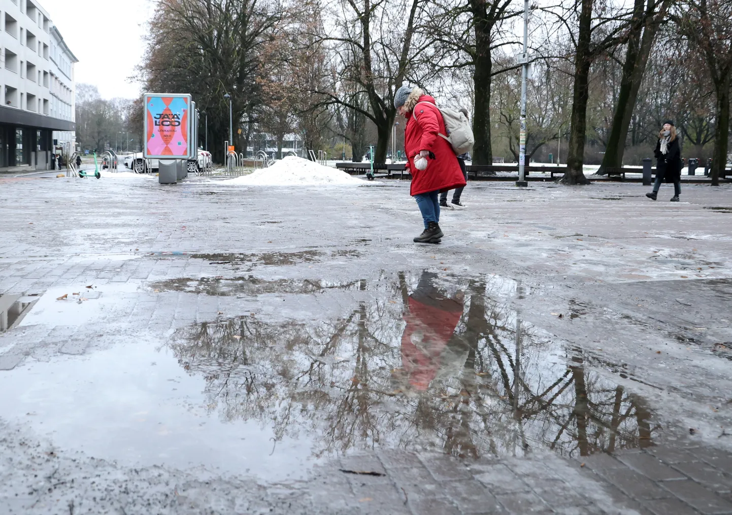 Tartu kesklinnas Küüni tänaval oli esmaspäeva hommikul tihti lõike, kus jää all nign vesi peal.